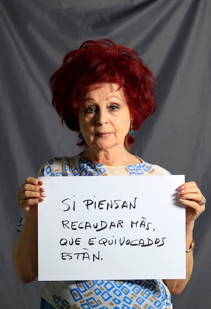 Juana de Aizpuru posa con el cartel: "Si piensan recaudar más, que equivocados están". El mundo de la cultura protesta por los recortes y la subida del IVA del Gobierno de Mariano Rajoy.