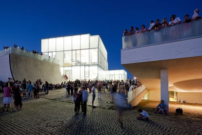 El océano y su relación con el mundo del entretenimiento, la ciencia y la conciencia ecológica. Es lo que ofrece la Ciudad del Océano de Biarritz (www.citedelocean.com), en la costa atlántica de Francia. Integrado en el paisaje litoral, casi parece simular una ola soñada por un surfero (de hecho, el proyecto arquitectónico se denominaba inicialmente la Ciudad del Océano y el Surf). Los arquitectos, el estudio estadounidense de Steven Holl (www.stevenholl.com), en colaboración con la arquitecta brasileña Solange Fabião, explican que el diseño del edificio se basa en la doble premisa bajo el cielo/bajo el mar. “Un espacio de forma cóncava, ‘bajo el cielo’, articula la plaza principal exterior, la Place de l’Océan, abierta al cielo y el mar (…). Una cubierta estructural de forma convexa crea los espacios de exposición ‘bajo el mar”. Se inauguró en junio de 2011.