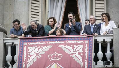 Colau (centre), junt amb Torra (esquerra) en la balconada de l'Ajuntament.