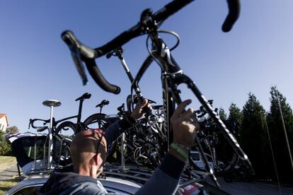 Un mecánico carga por la mañana en el hotel las bicicletas en el coche del equipo antes de ir a la salida de la etapa.