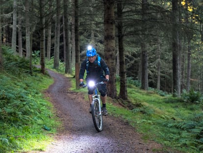 Gracias a estas luces se aumenta la visibilidad y la seguridad en la bici. GETTY IMAGES.