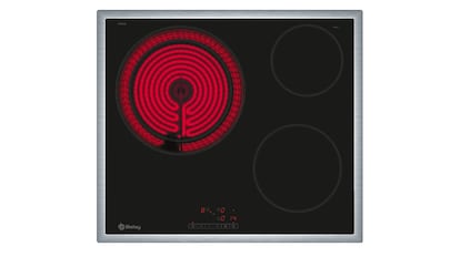Este electrodoméstico barato de Balay dispone de tres áreas de cocinado de distinto tamaño.