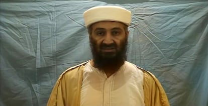 Esta imagen de otro vídeo, muestra a Osama bin Laden ensayando un mensaje con la barba teñida de oscuro