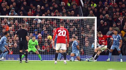 Rasmus Hojlund marca el tercer gol del United contra el Aston Villa.