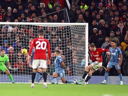 Rasmus Hojlund marca el tercer gol del United contra el Aston Villa.