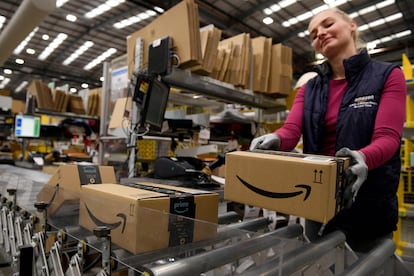 Una trabajadora en uno de los almacenes británicos de Amazon