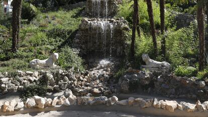 La montaña de los gatos, en el parque de El Retiro, vuelve a tener agua en sus cascadas el día de su reinauguración, el 26 de julio de 2023.