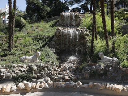 La montaña de los gatos, en el parque de El Retiro, vuelve a tener agua en sus cascadas el día de su reinauguración, el 26 de julio de 2023.