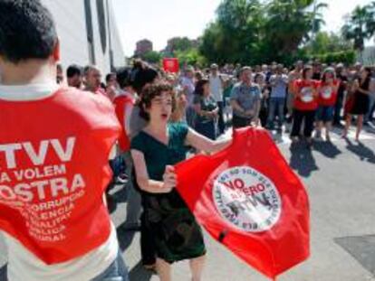 Trabajadores de Canal 9 realizan una protesta en el exterior de la sede de la televisión autonómica por el anuncio del Expediente de Regulación de Empleo (ERE). EFE/Archivo