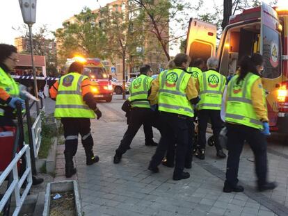 Facultativos del Samur trasladan al herido muy grave por el disparo.