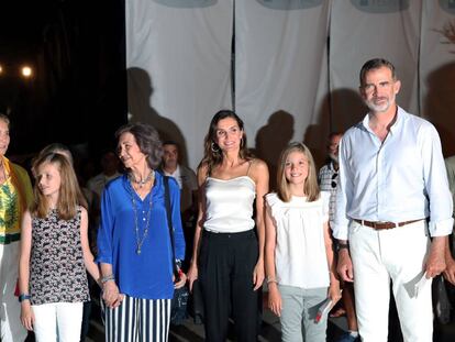 Los Reyes junto a sus hijas, la princesa Leonor y la infanta Sofía, y la infanta Elena, la reina Sofía y la infanta Elena, en el concierto de Ara Malikian en Mallorca. 