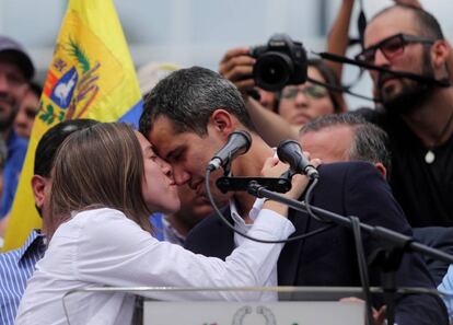 El líder opositor venezolano Juan Guaidó y su esposa Fabiana Rosales se besan al terminar su discurso.