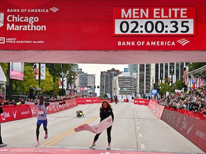 El keniano Kelvin Kiptum cruza la meta del maratón de Chicago.