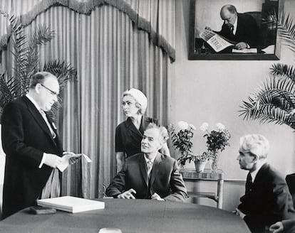 Un enfermo profesor Lev Landau, en el centro, recibe en 1962 el Nobel de Física de la mano del embajador de Suecia, Rolf Sohlman. 