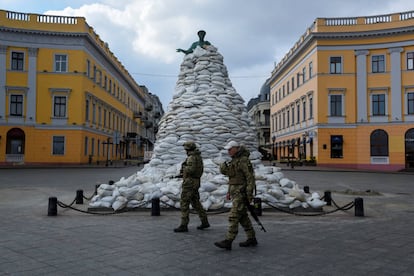 Soldados ucranios pasan frente al monumento del fundador de la ciudad, el duque de Richelieu, cubierto con sacos de arena, en Odesa.