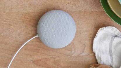 Nest Mini de Google en una mesa