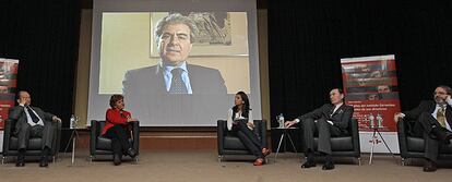 De izquierda a derecha, Fernando R. Lafuente, Nicols Snchez-Albornoz, Carmen Caffarel, Ana Pastor, Santiago de Mora-Figueroa y Jon Juaristi. En la pantalla, Csar Antonio Molina.