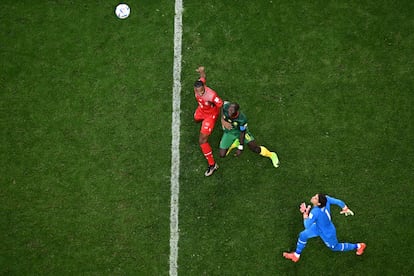 El defensa suizo Manuel Akanji (izquierda) lucha por un balón con el delantero camerunés Vincent Aboubakar junto al portero de la selección Suiza Yann Sommer en el estadio Al-Janoub en Al-Wakrah, al sur de Doha. 