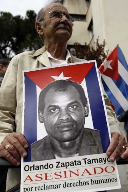 Un manifestante porta el 28 de marzo una foto de Orlando Zapata ante la Embajada cubana en Madrid.