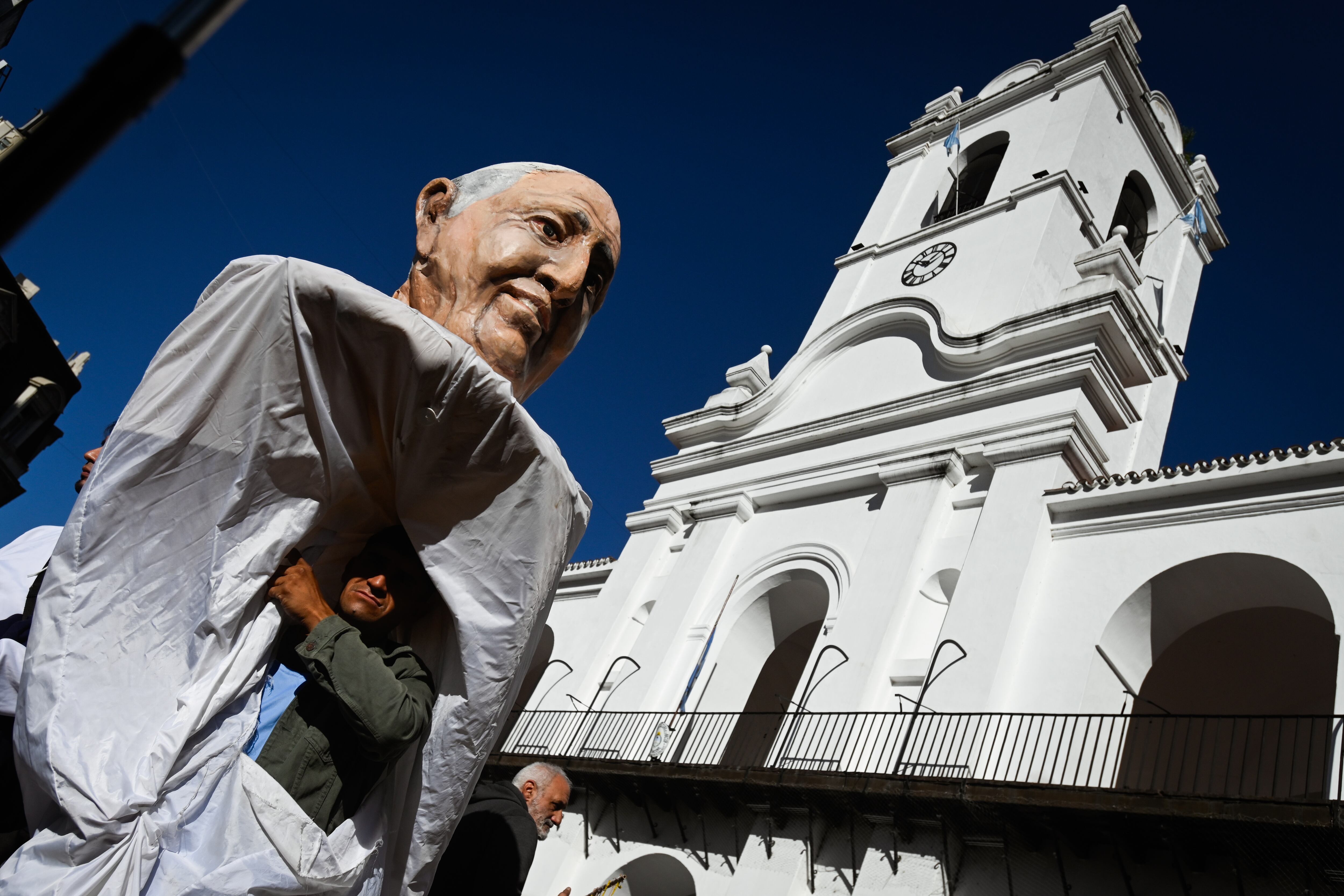 Un muñeco del papa Francisco en las afueras de la Catedral de Buenos Aires. 