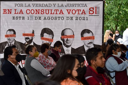 Asamblea informativa para enjuiciar a los expresidentes de México en el centro de Ciudad de México, este sábado.