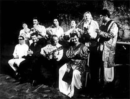 Pepe Habichuela, en el centro, con la orquesta india los Bollywood Strings.