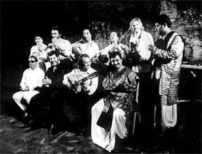 Pepe Habichuela, en el centro, con la orquesta india los Bollywood Strings.