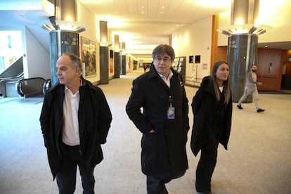 Jordi Turull, Carles Puigdemont y Miriam Nogueras, este viernes en la sede del Parlamento Europeo en Bruselas. 
