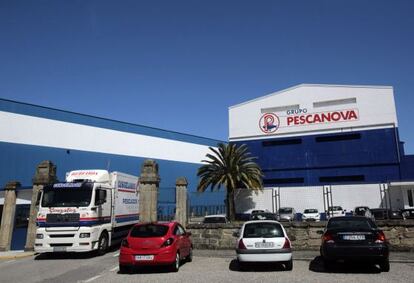 Un camión de reparto sale de la sede de Pescanova.