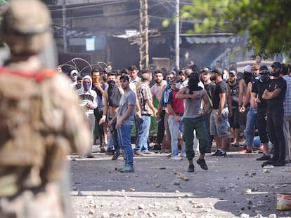 Manifestantes y fuerzas del orden se enfrentan este sábado durante las protestas en la norteña ciudad de Trípoli y segunda mayor urbe de Líbano
