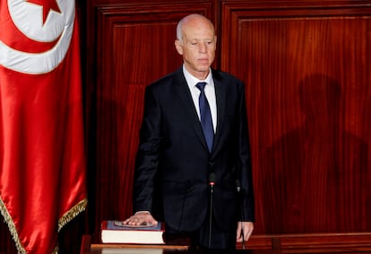 El presidente de Túnez jura sobre la Constitución en su despacho, en octubre de 2019.