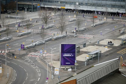 La Terminal 3 del Aeropuerto de Heathrow en Londres, Reino Unido, totalmente vacía tras el incendio que ha obligado a paralizar la actividad aérea. 