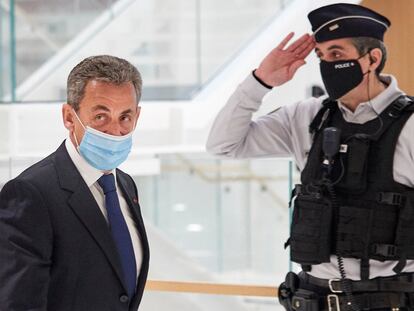 El expresidente francés Nicolas Sarkozy en su llegada al tribunal, este lunes en París.