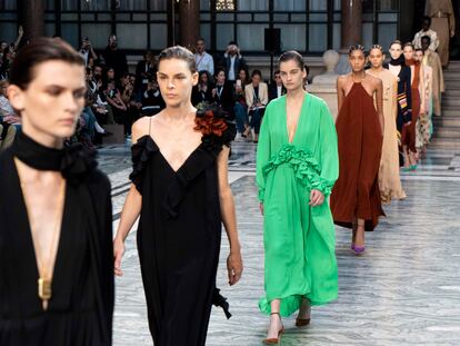 Trajes estructurados y vestidos fluidos: así ha sido la celebrada colección de Victoria Beckham