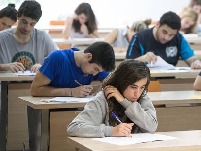 Alumnes de batxillerat se sotmeten a l'examen de català de selectivitat el 2015