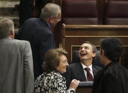 Alfonso Guerra habla con el presidente José Luis Rodríguez Zapatero en el Congreso.