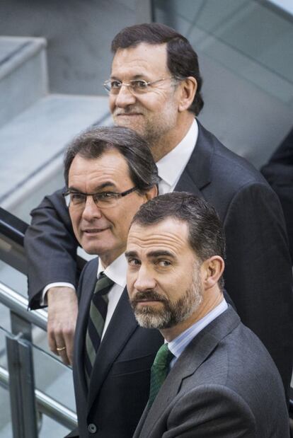 El presidente del Gobierno, Mariano Rajoy (fondo); el presidente de la Generalitat catalana, Artur Mas (centro), y el príncipe Felipe (primer término), durante la inauguración del tren AVE Barcelona-Figueres, en la estación de Girona. 8 de enero de 2013.