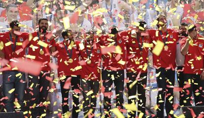 Jugadores y cuerpo técnico de la selección española de baloncesto bajo una lluvia de confeti mientras celebran en Madrid su victoria en el Eurobasket.