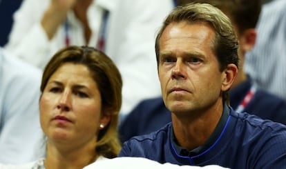 La mujer de Federer, Mirka, y el t&eacute;cnico del suizo, Edberg.