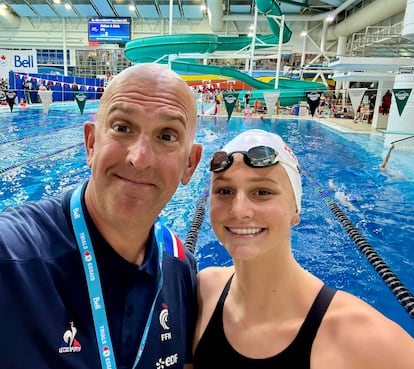Fred Vergnoux con Summer Mcintosh, a principios de julio de 2025, durante los trials de Canadá, en una imagen facilitada por el entrenador.