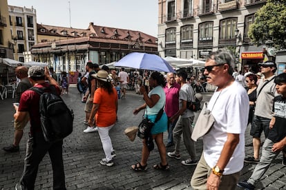 Turistas en el centro de Madrid durante la ola de calor de principios de agosto.