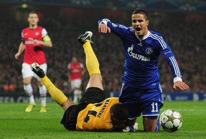 Afellay cae ante el portero del Arsenal, Mannone.