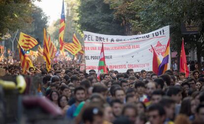 Centenars d'estudiants universitaris i de secundària es manifesten aquest migdia pel centre de Barcelona en protesta per l'aplicació de l'article 155.