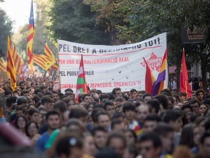 Centenars d'estudiants universitaris i de secundària es manifesten aquest migdia pel centre de Barcelona en protesta per l'aplicació de l'article 155.