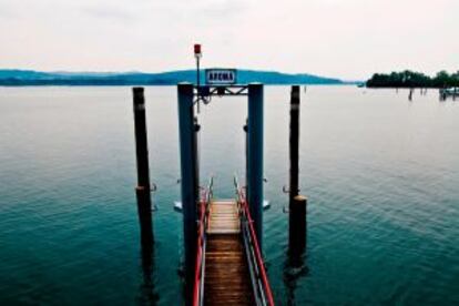 Muelle en Arona, en el lago Maggiore (Italia).