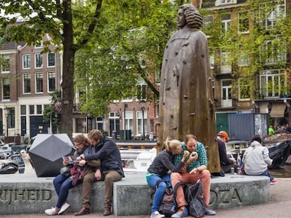 La estatua del filósofo en Ámsterdam, junto a un icosaedro, cuerpo geométrico de 20 caras que simboliza el universo como un modelo creado por la mente humana.