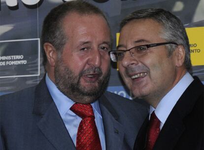 El alcalde de Lugo, Xosé López Orozco, junto al ministro de Fomento, José Blanco, ayer en Lugo.