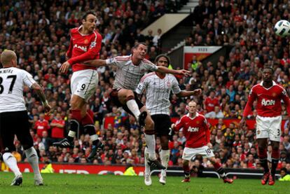 Instante en el que Berbatov cabecea a la red su tercer gol ante el Liverpool.