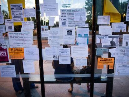 Anuncios de alquiler de pisos y habitaciones para estudiantes en una parada de autobús en Ciudad Universitaria (Madrid).