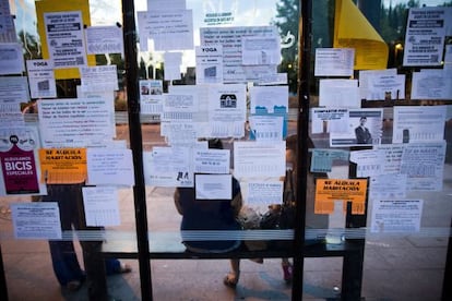 Anuncios de alquiler de pisos y habitaciones para estudiantes en una parada de autobús en Ciudad Universitaria (Madrid).